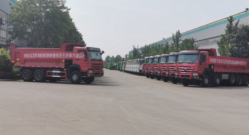 Sinotruk dump truck bulk orders are ready for delivery, waiting to be delivered to local construction company customers